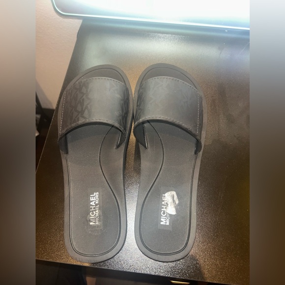 Black Michael Kors slides size 7 - Picture 3 of 3